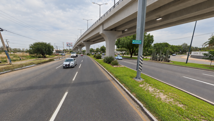 Boulevard urbano bajo viaducto elevado